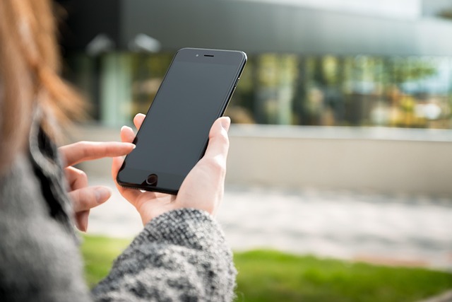 スマートフォンで問い合わせをするイメージ写真